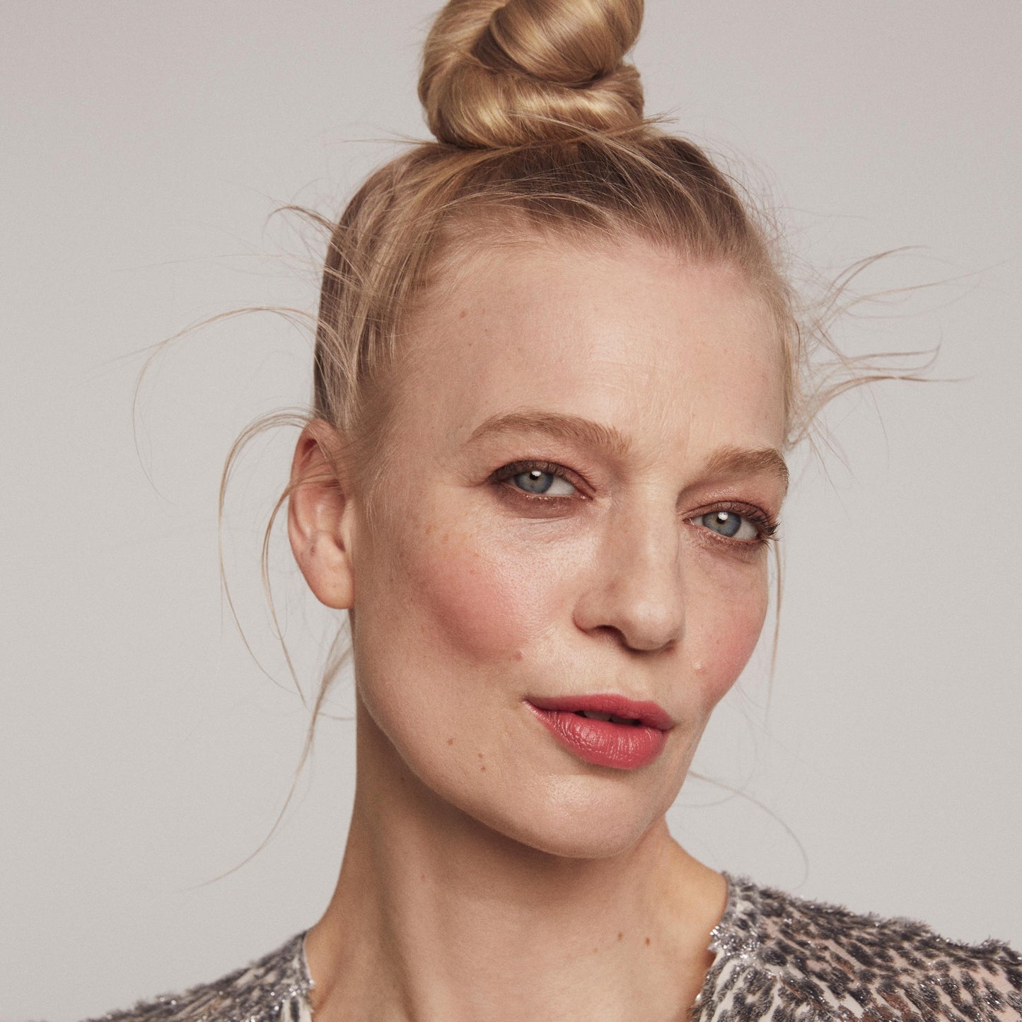 Close up of a person’s face wearing a pink, mauve, mocha and beige smokey eye shadow look