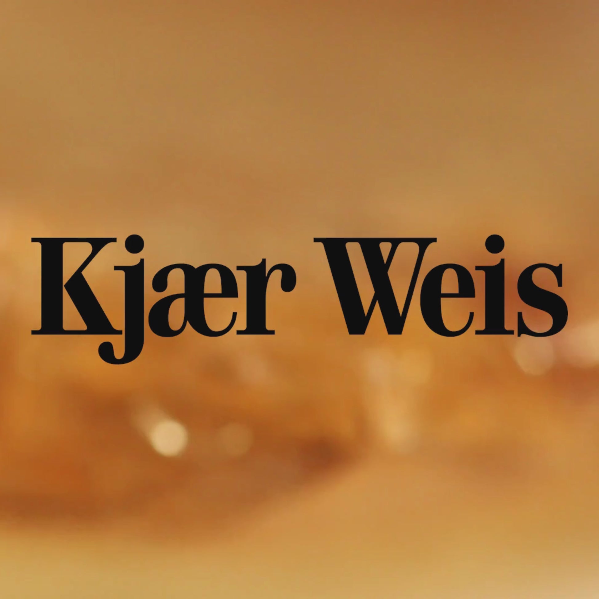 Video showing the gold-coloured facial oil liquid and glass bottle